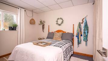 1 bedroom, bed sheets
