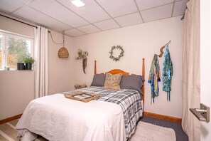 1 bedroom, bed sheets