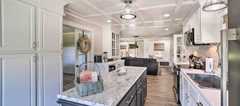 Stunning Oklahoma Home ~ 3 Mi to Spiro Mounds