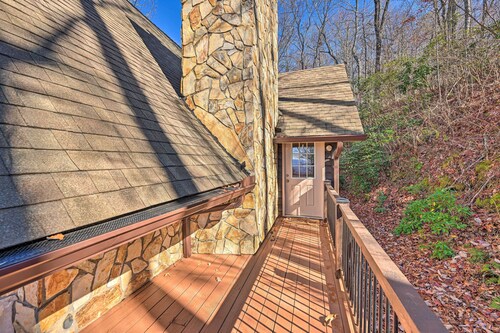 Spacious Franklin Cabin w/ Mountain Views!