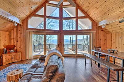 Spacious Franklin Cabin w/ Mountain Views!