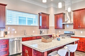 Private kitchen - Pet-friendly Houston Townhome, 6 Mi to Dtwn! (Houston)