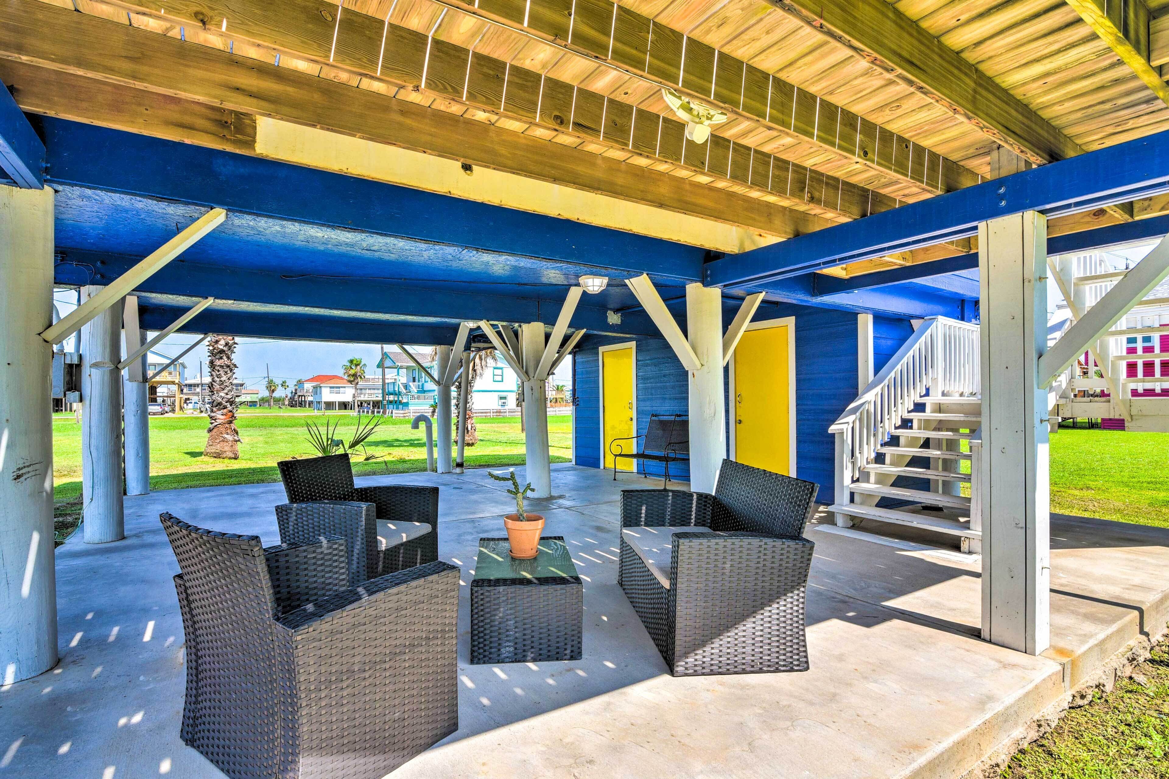 Vibrant Freeport Home: Walk to Sunny Beaches!