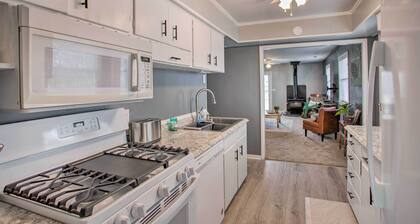 Peaceful Cottage ~ 8 Mi to Downtown Toledo!