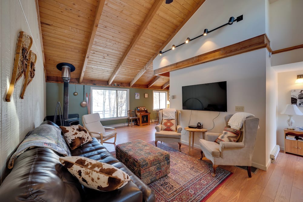 Unique Thornton Townhome: Swim, Ski, & Hike! - Ellsworth, NH