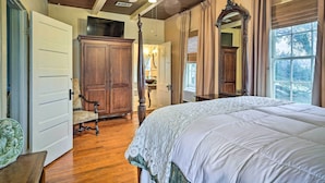 House (3 Bedrooms) | Interior - Vintage Louisiana Vacation Rental Home (New Roads)