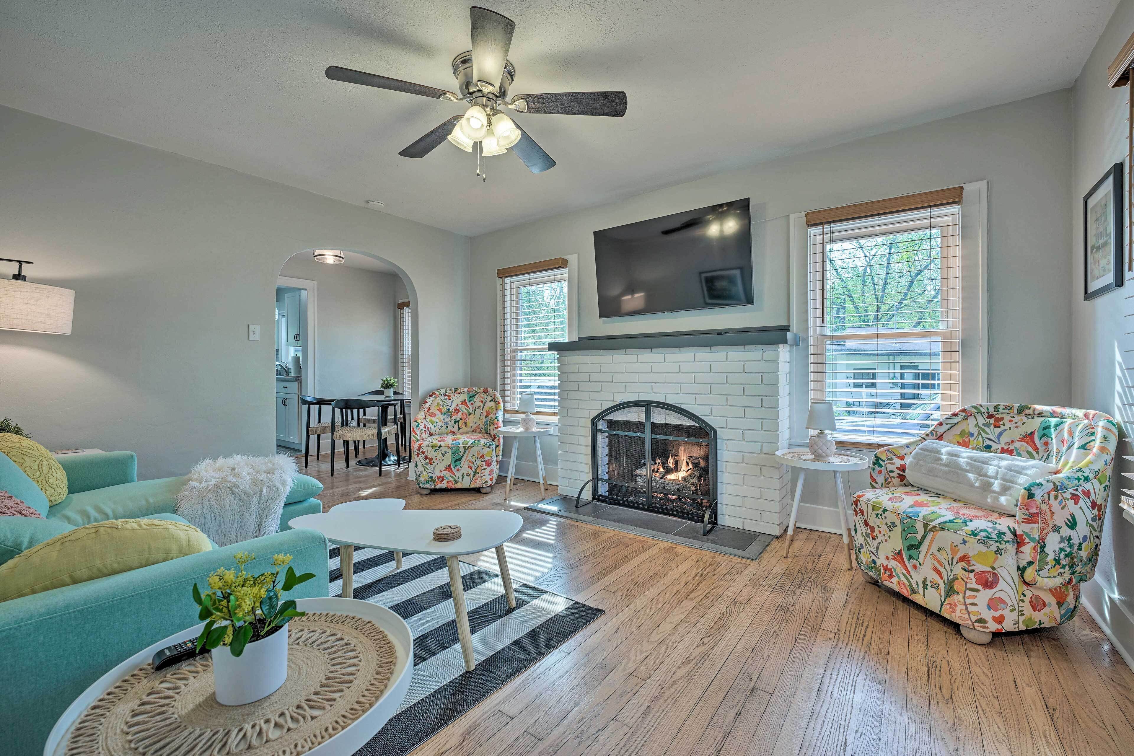 'the Gracie Cottage' w/ Hot Tub & Fireplace!