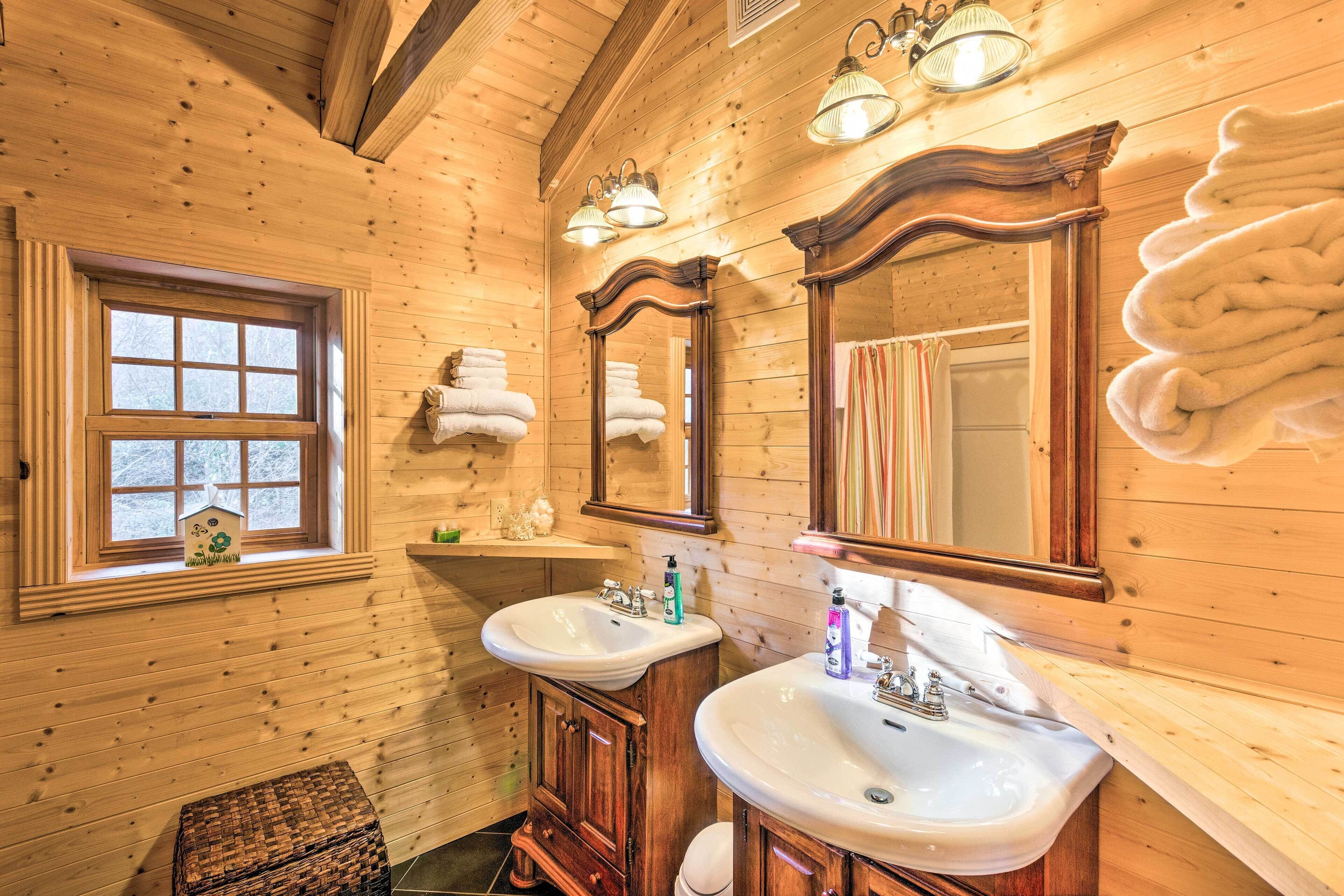 Superb Linville Mountain Cabin w/ Wraparound Decks