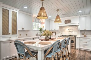 Microwave, oven, stovetop, dishwasher - Stunning Charlotte Home: Private Pool! (Charlotte)