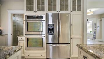 House (5 Bedrooms) | Interior