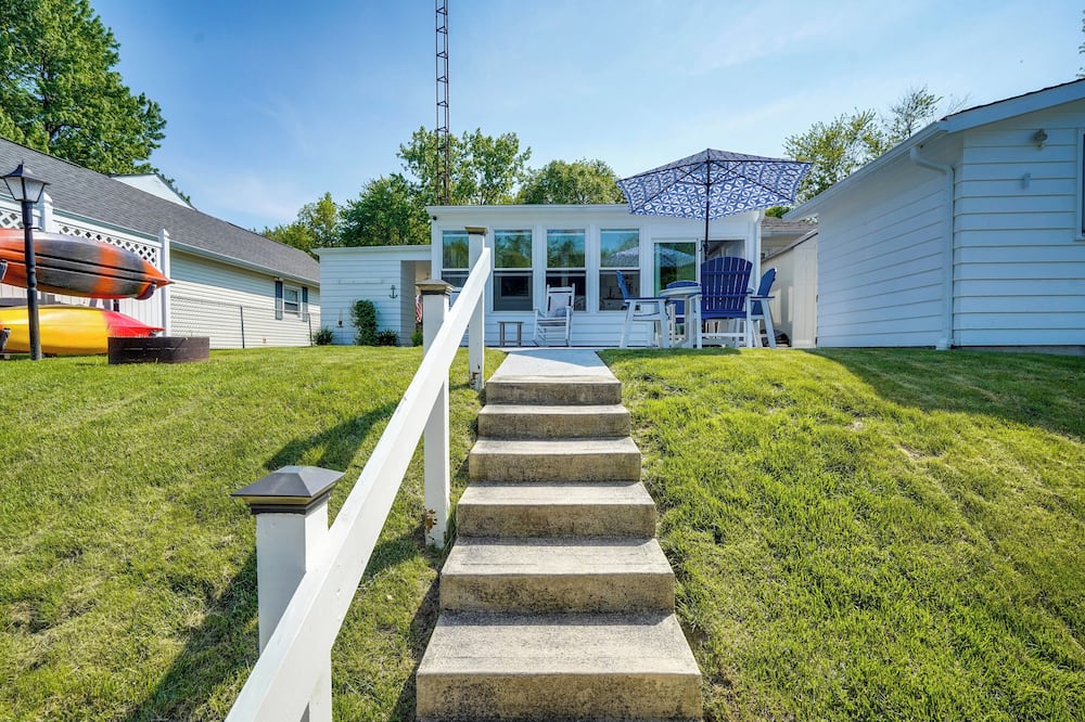 Waterfront Lakeview Cottage w/ Dock & Lift! - Mount Victory, OH