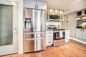 Apartment (1 Bedroom) | Interior - Waterfront Cleveland Apt ~ 1 Mi to Downtown (Cleveland)