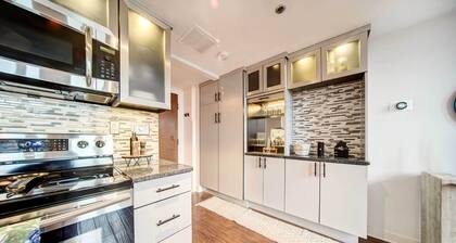 Waterfront Cleveland Apt ~ 1 Mi to Downtown