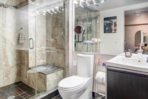 Waterfront Cleveland Apt ~ 1 Mi to Downtown