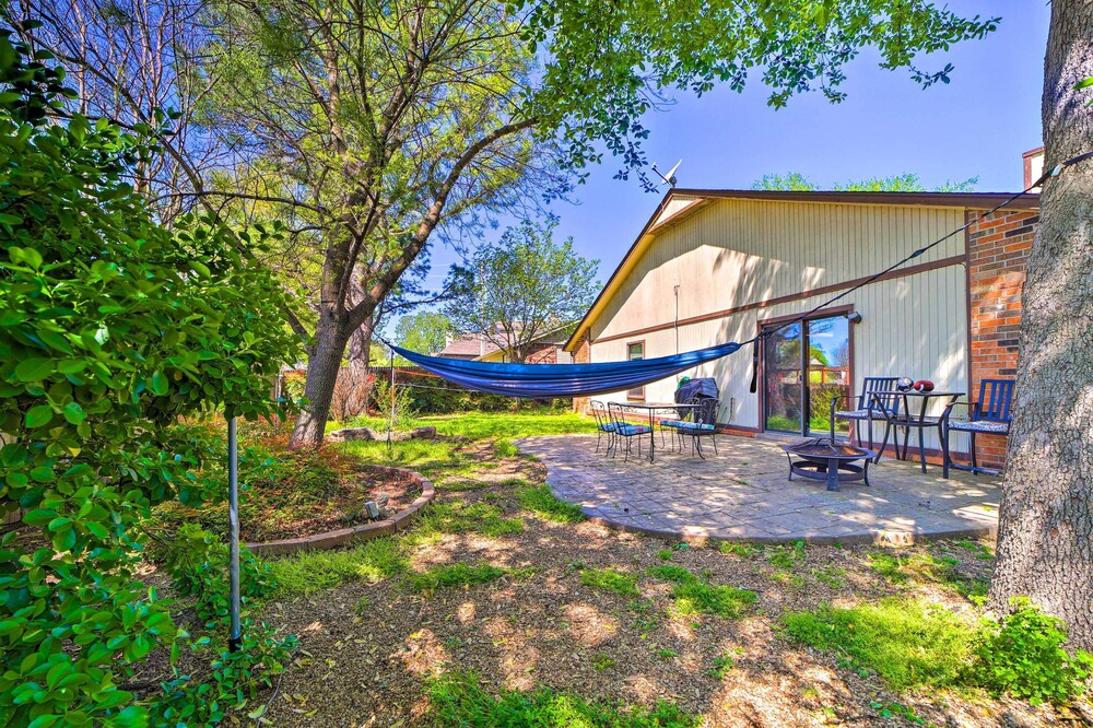Family-friendly Broken Arrow Retreat w/ Yard!