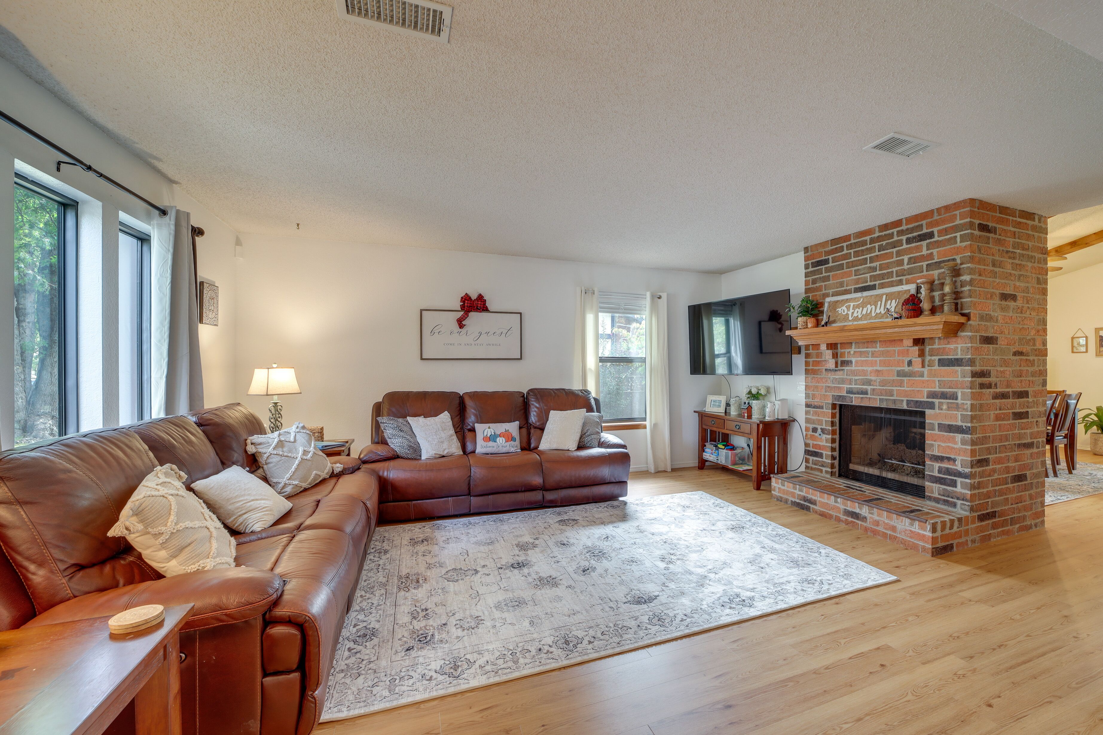 Family-friendly Broken Arrow Retreat w/ Yard!