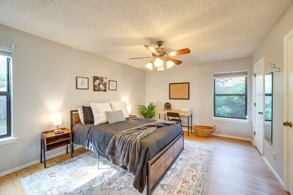 Rumah (4 Bedrooms) | 4 kamar tidur, meja kerja, dan ruang kerja ramah laptop