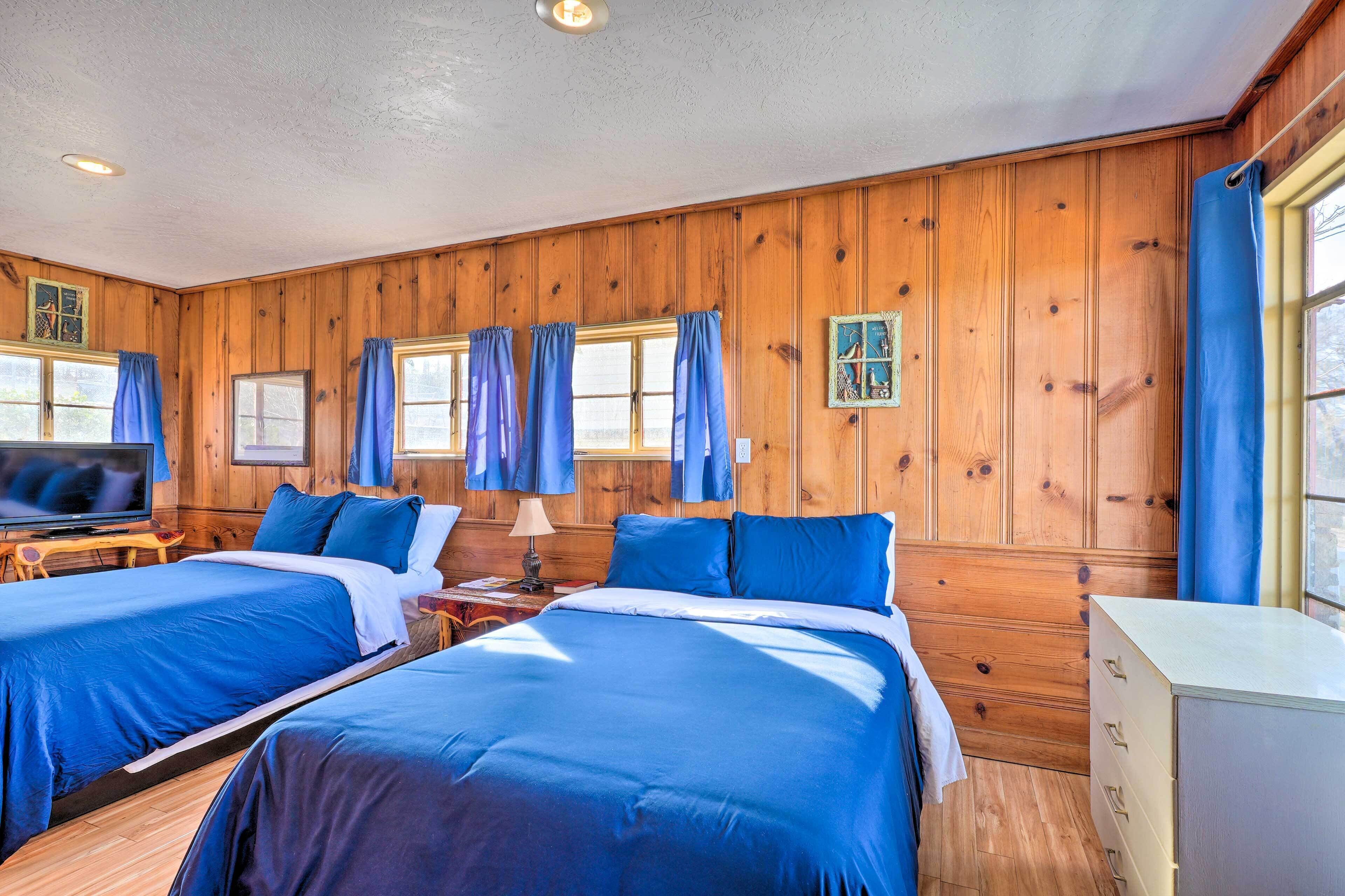 Pet-friendly Eureka Springs Cabin w/ Fire Pit