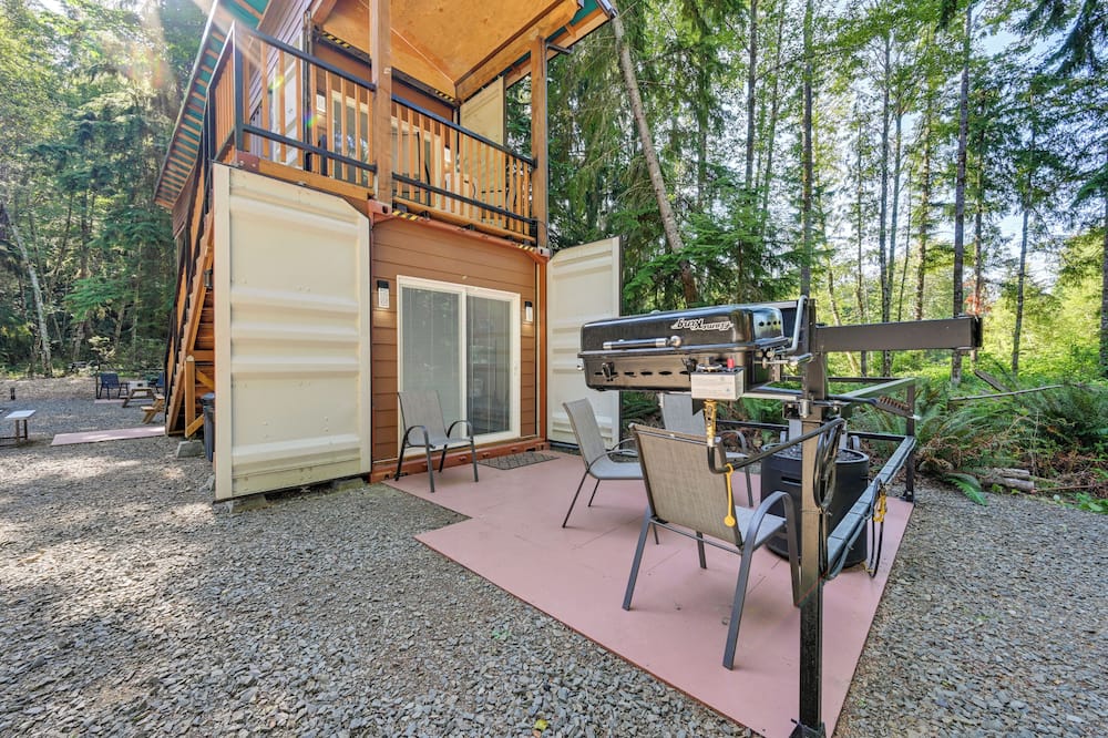 Unique Container Studio w/ Deck & Fire Pit! - Buckley, WA