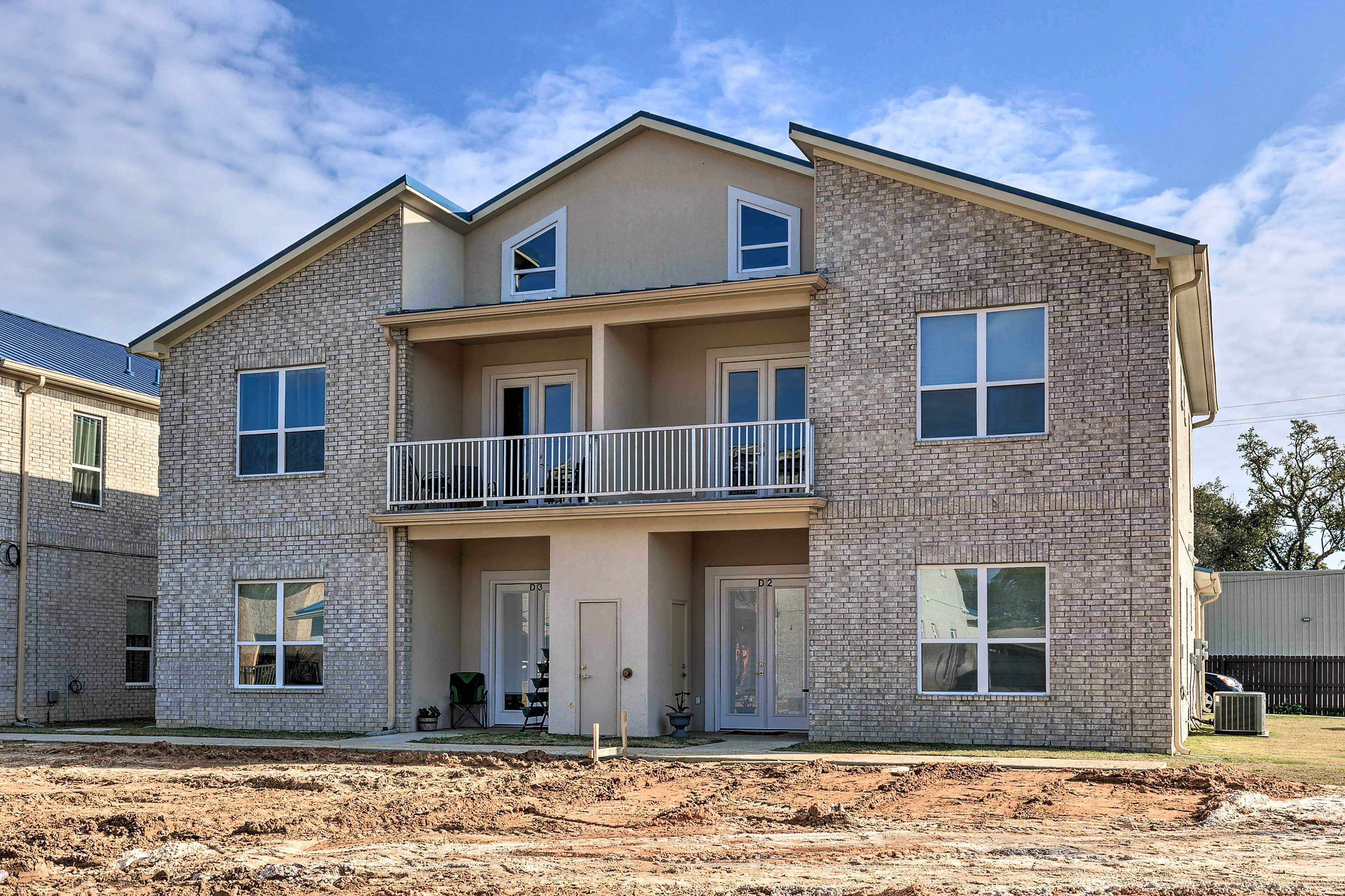 Modern Condo w/ Pool Access ~ 1 Mi to Beach!