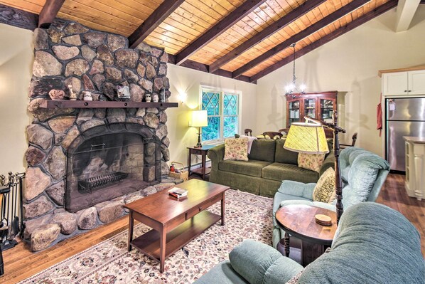 House (3 Bedrooms) | Interior - Spacious Bartlett Home w/ Fireplace + Kitchen (Glen)