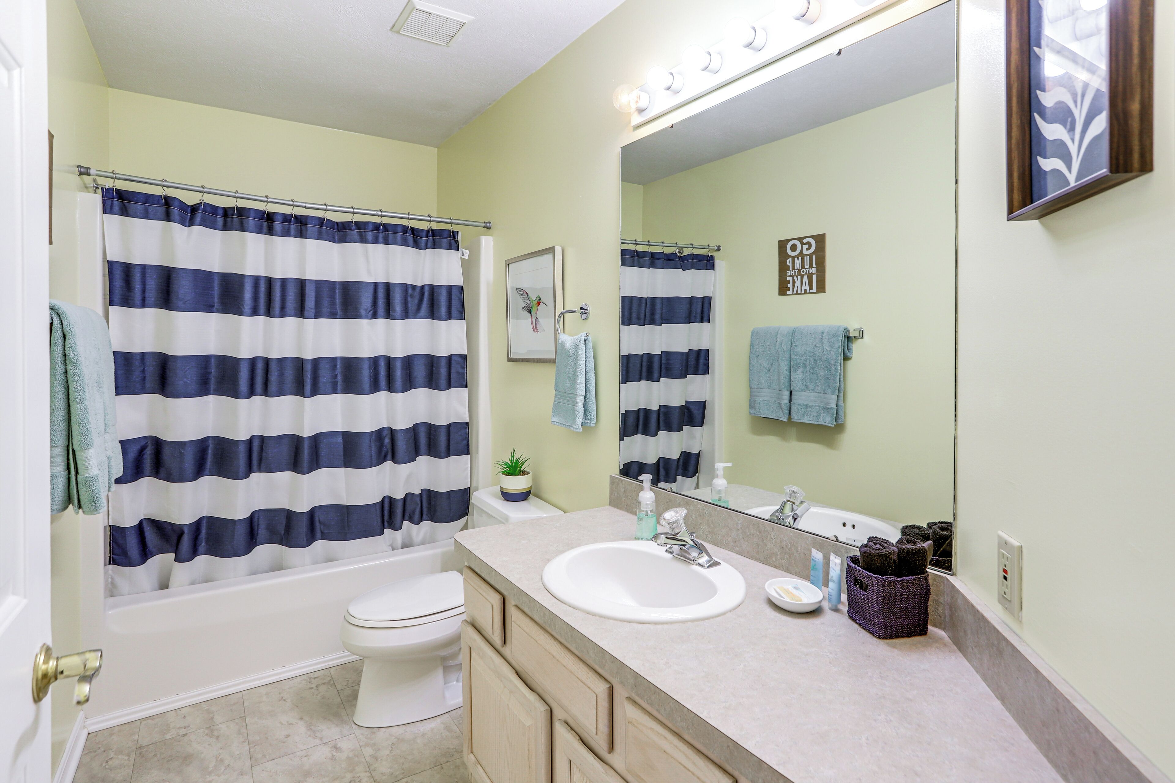 Une salle de bain avec une baignoire, des toilettes et un lavabo.