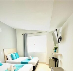 Premium bedding, down comforters, Select Comfort beds, desk - Hotel 12 Nights (Medellín)
