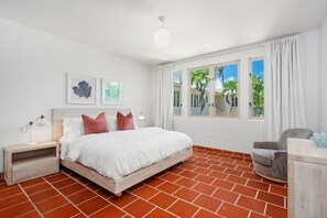 3 Schlafzimmer, Schreibtisch, Bügeleisen/Bügelbrett, Reisekinderbett