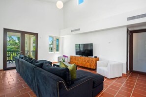 Smart-TV, Tischfußball, Tischtennisplatte