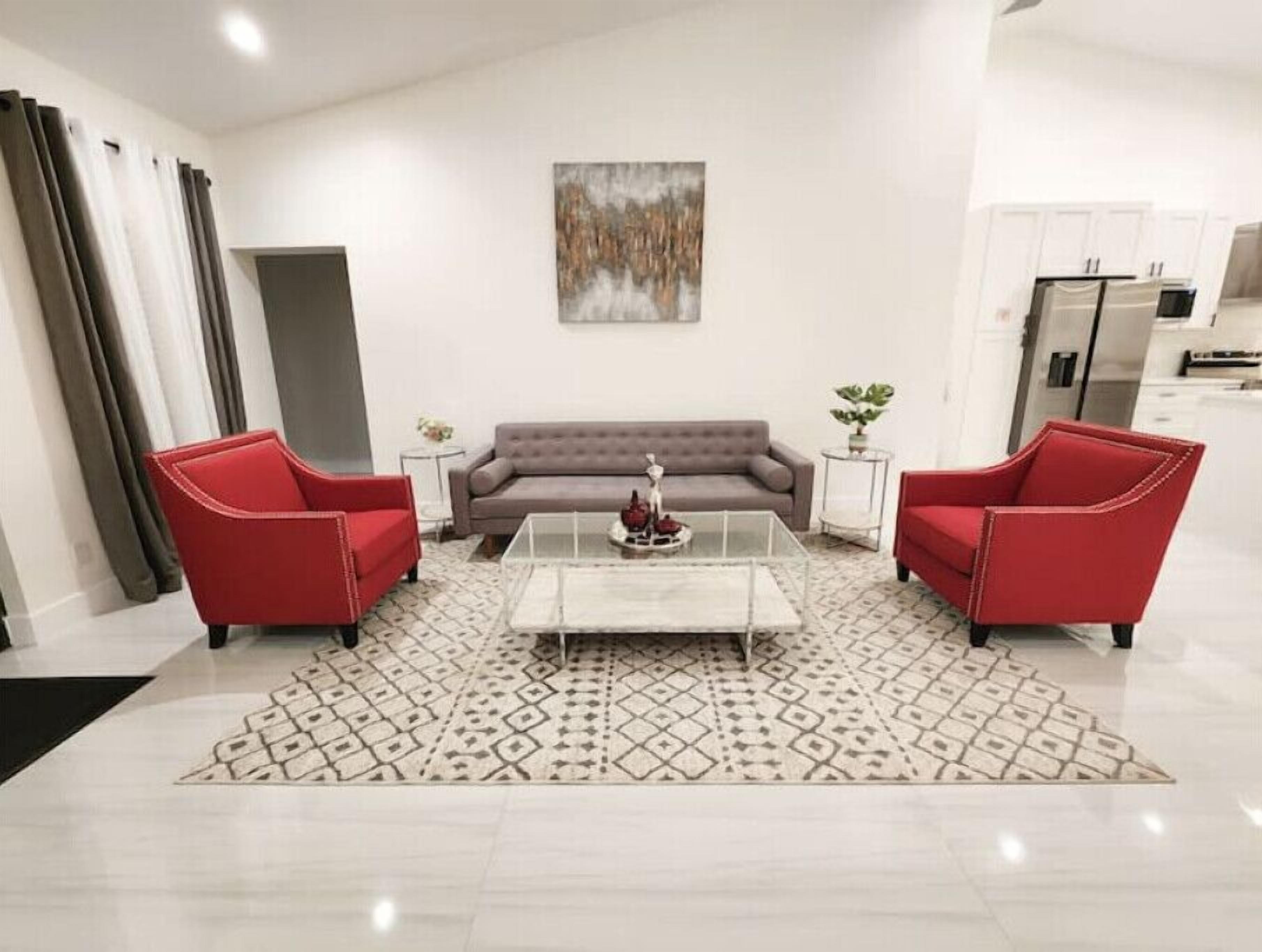 New Listing! Close to Airport, Beaches, Downtown!