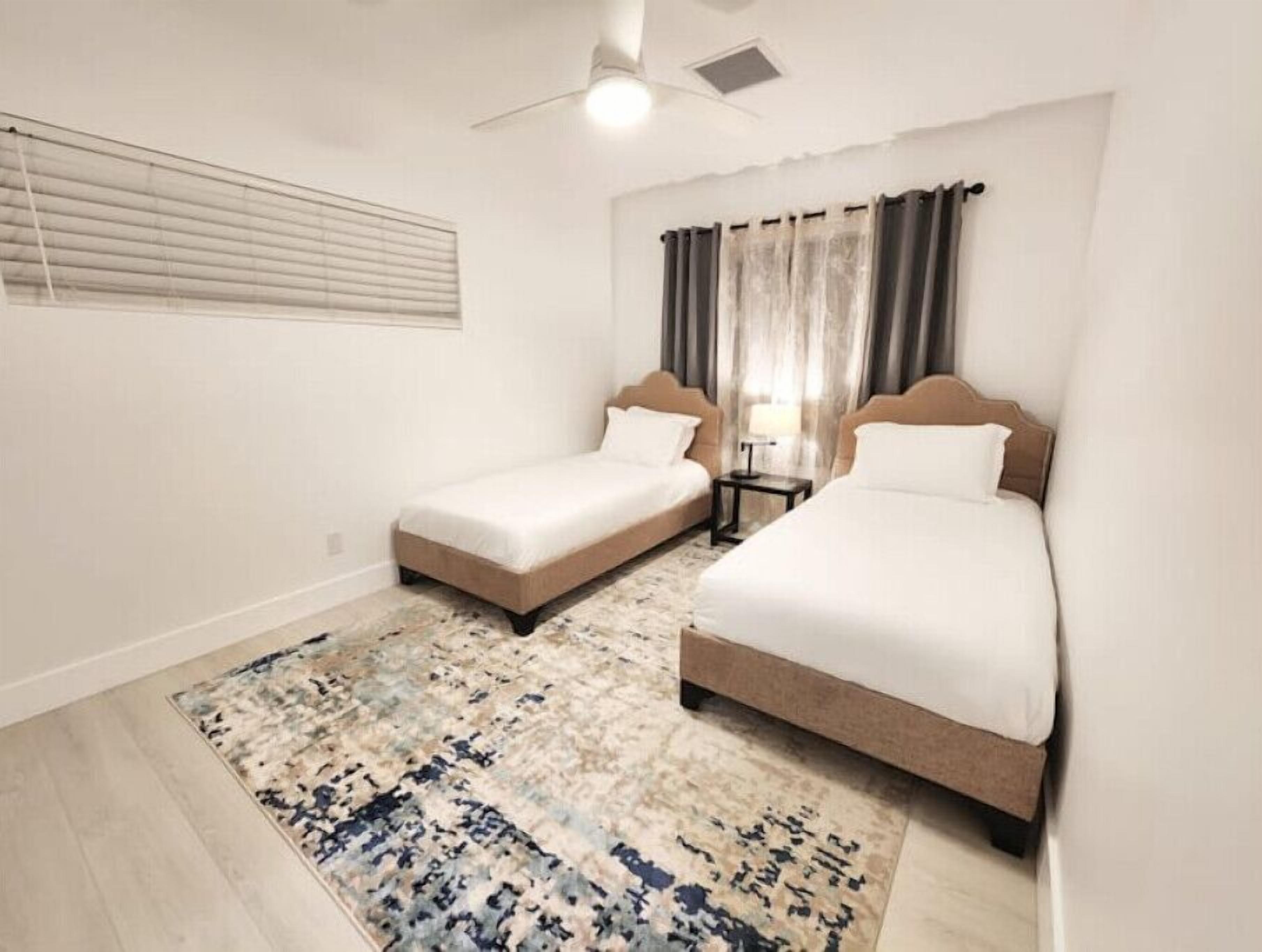 New Listing! Close to Airport, Beaches, Downtown!