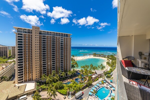 Outdoor pool - Luxury Ilikai Ocean and Fireworks View Condo  (Honolulu)