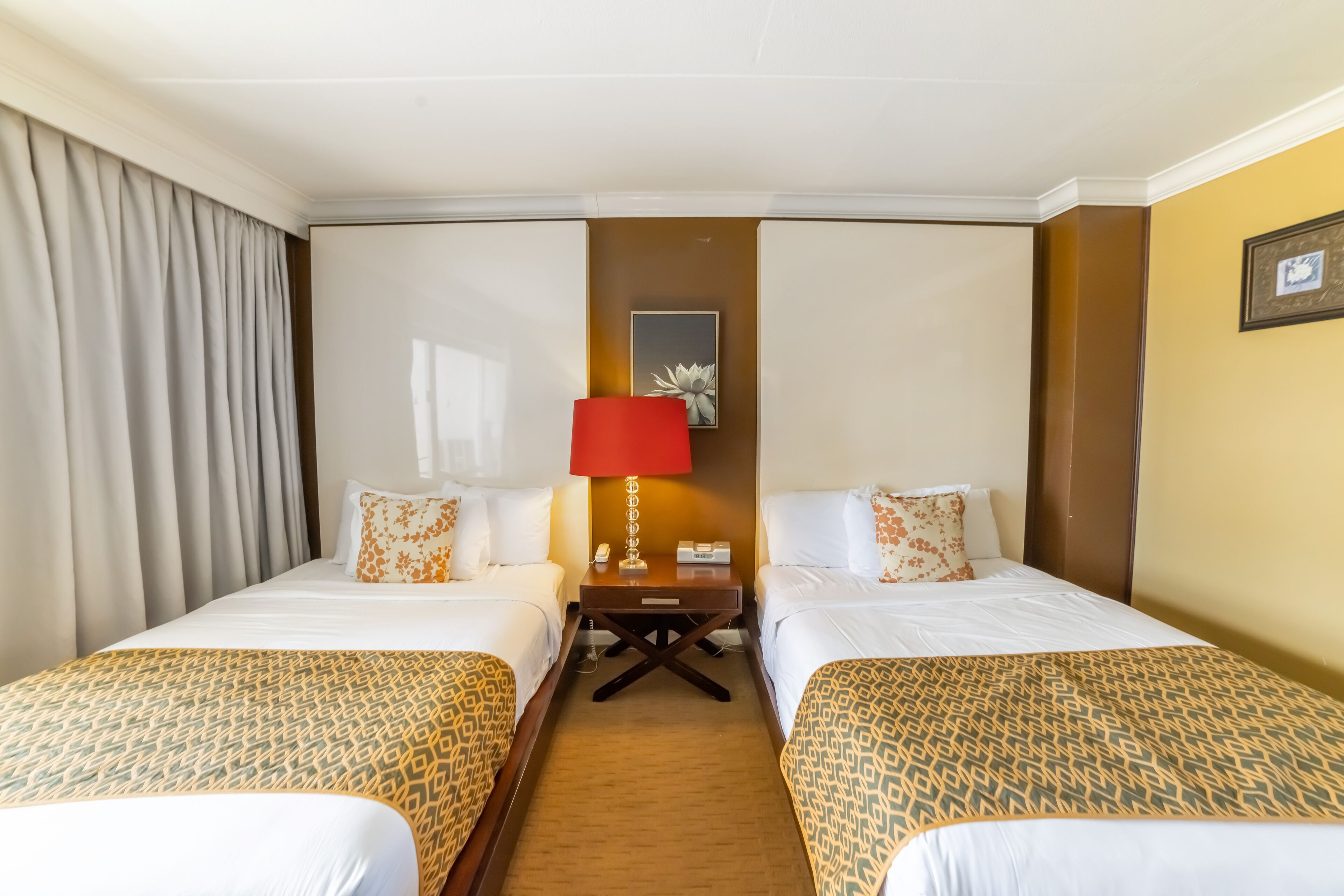 Luxury Ilikai Ocean and Fireworks View Condo 