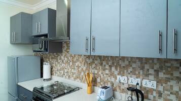 Kjøleskap, mikrobølgeovn, ovn og kokeplater