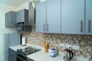 Kjøleskap, mikrobølgeovn, ovn og kokeplater