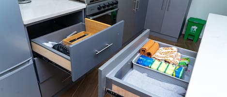 Een koelkast, een magnetron, een oven, een kookplaat