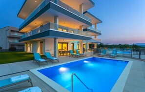 Een verwarmd zwembad