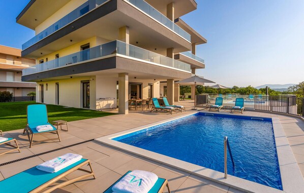 Een verwarmd zwembad