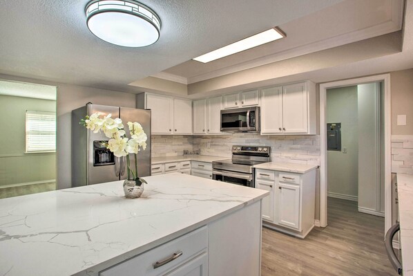 House (5 Bedrooms) | Interior