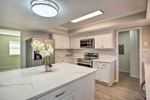 11 Mi to Holiday at Arboretum! Home w/ Hot Tub