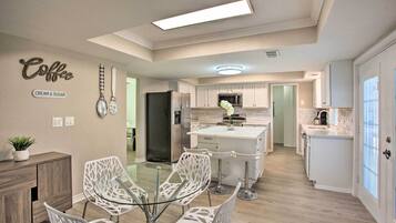 House (5 Bedrooms) | Interior