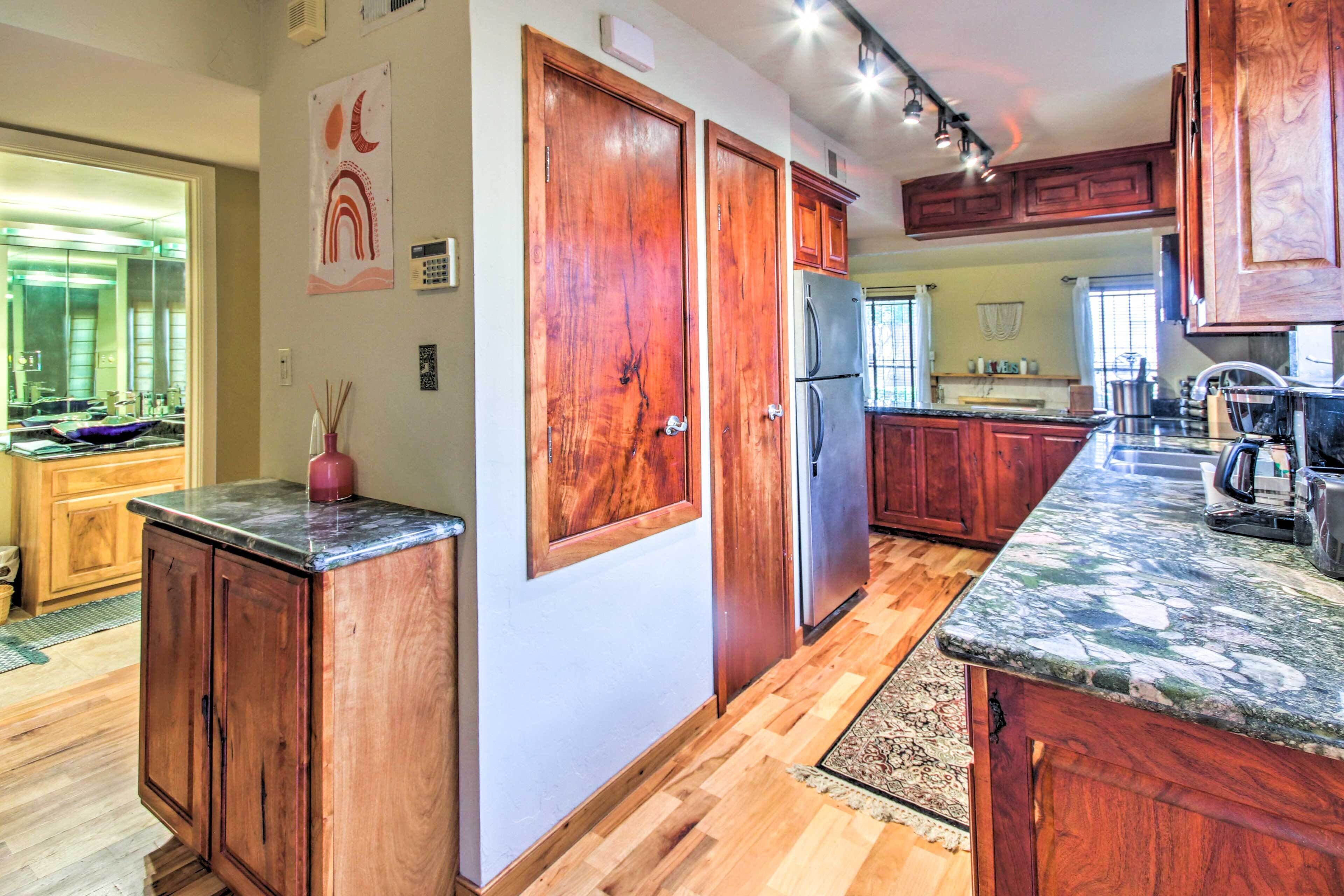 Charming Condo w/ Pool Access ~ 9 Mi to Dtwn!