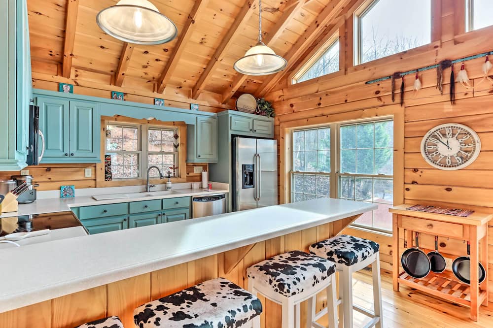 Deck & Game Room: Blue Ridge Mountain Cabin! - Young Harris, GA