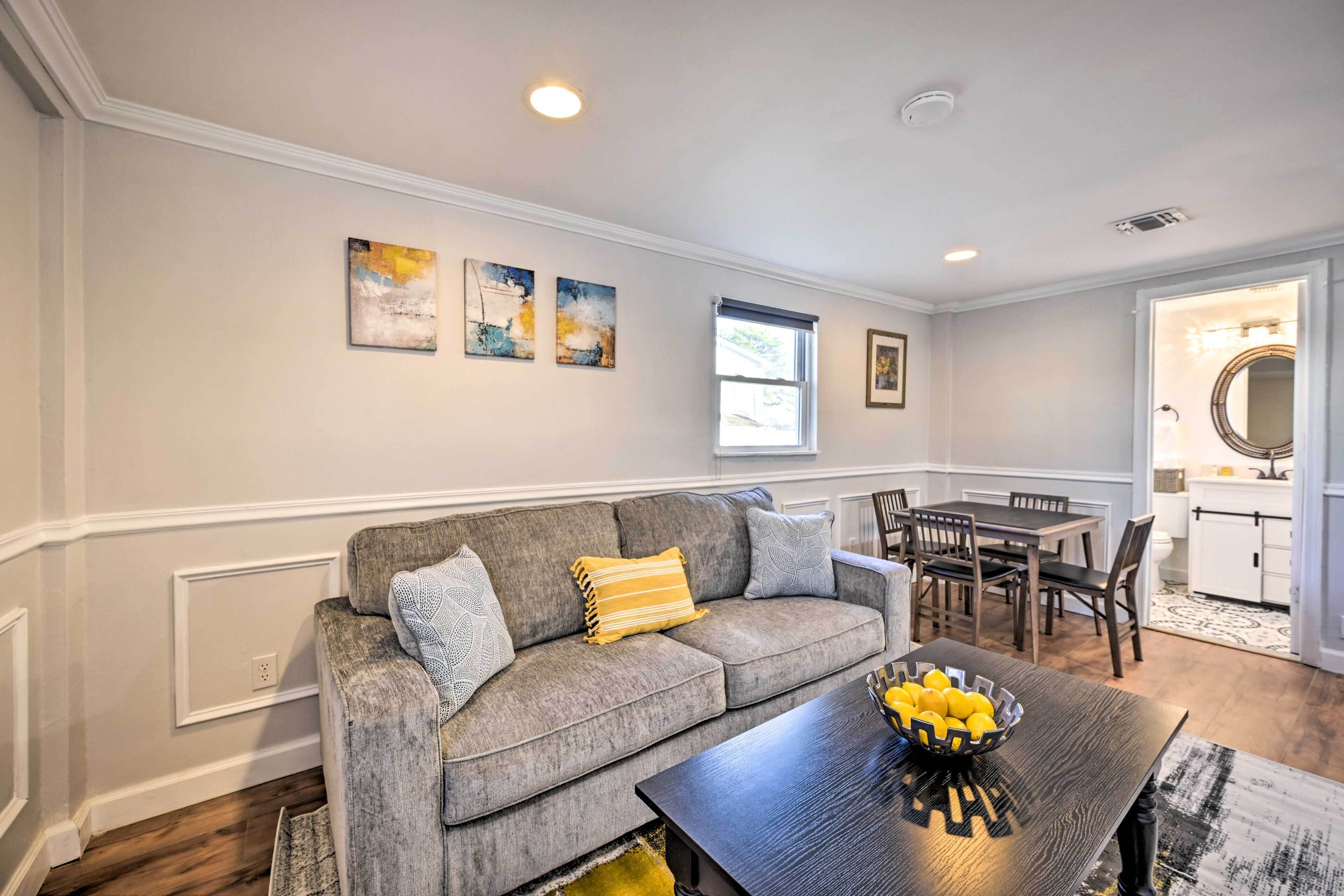 Bay Shore Vacation Rental ~ 7 Mi to the Beach