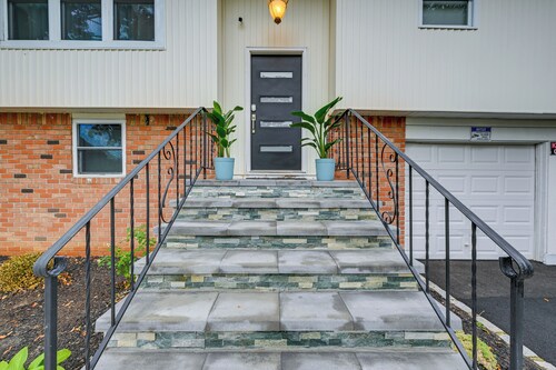 Bay Shore Vacation Rental ~ 7 Mi to the Beach