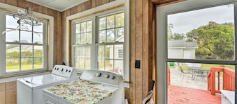 Charming Beaufort Getaway: Walk to the Waterfront!