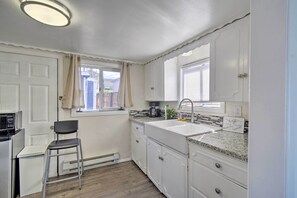 Stuga (1 Bedroom) | Eget kök | Mikrovågsugn, ugn, spishäll och grytor/köksredskap