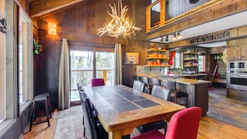 House (5 Bedrooms) | Interior