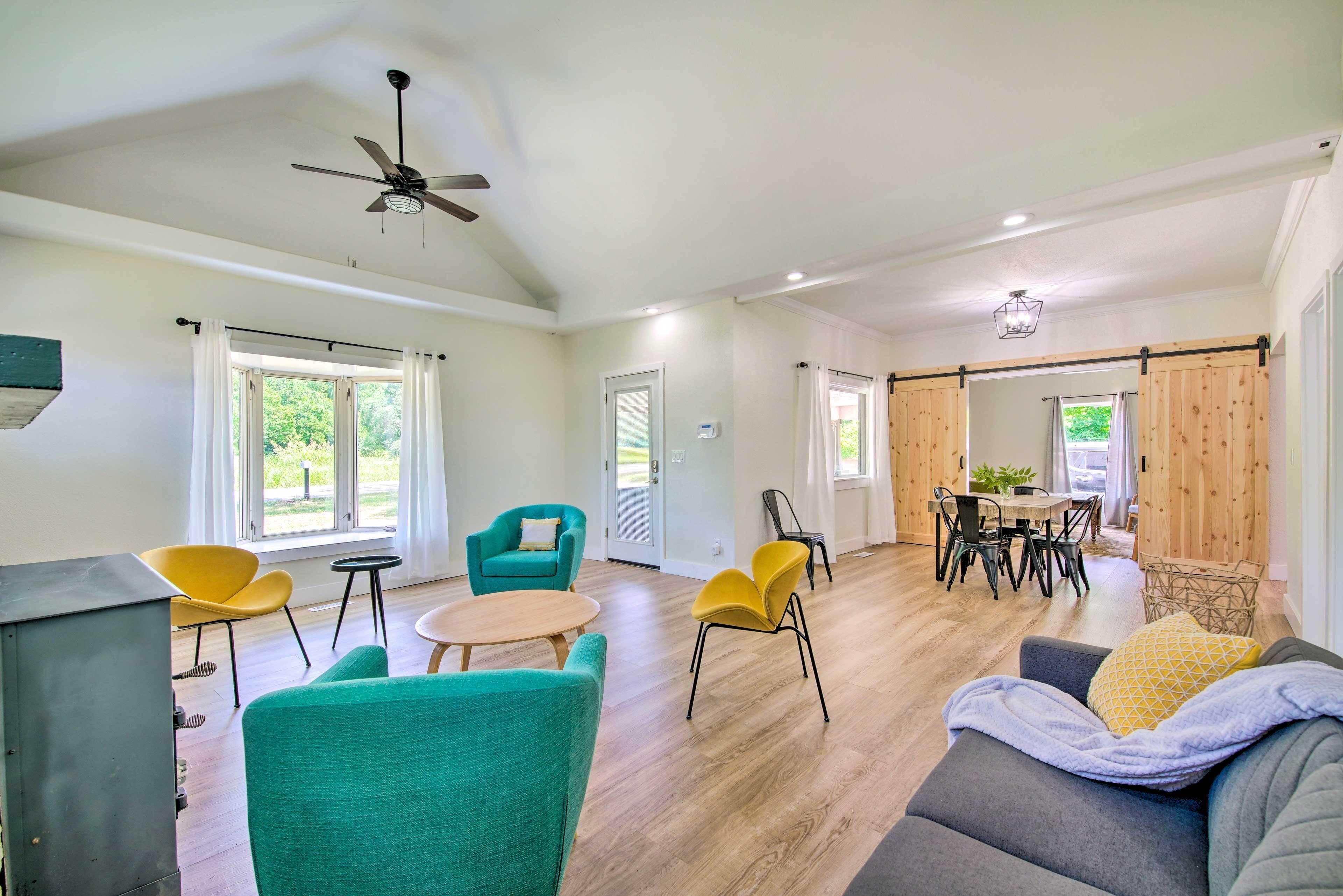 Bright Home w/ Fire Pit, Near Back 40 Trail!