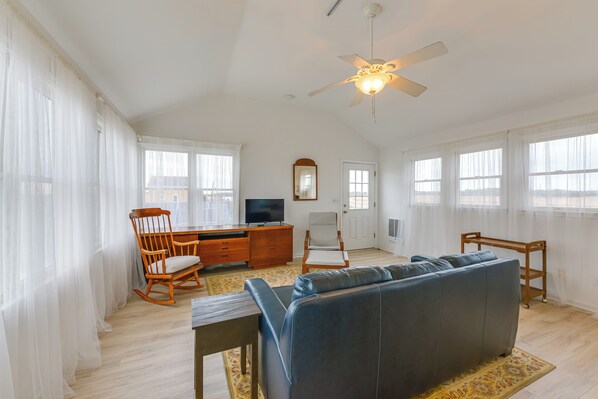 Interior - Private Beach Access! Bayfront Cape May Cottage (Cape May Court House)
